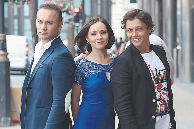 Дмитрий Ермак (Призрак), Елена Бахтиярова (Кристин) и Евгений Зайцев (Рауль) у лондонского Театра Её Величества.