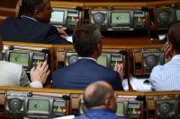 Депутаты Верховной Рады Украины голосуют на внеочередном заседании украинского парламента.