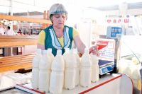 Деревенское молоко на рынках расхватывают уже к обеду.