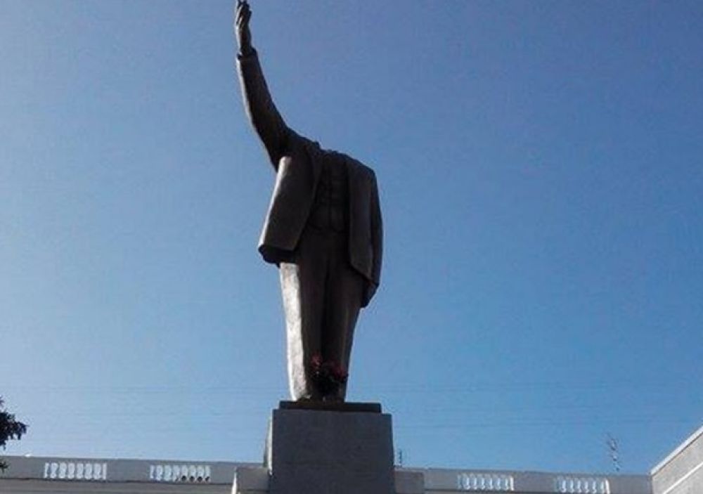В Харькове снесли три памятника Ленину