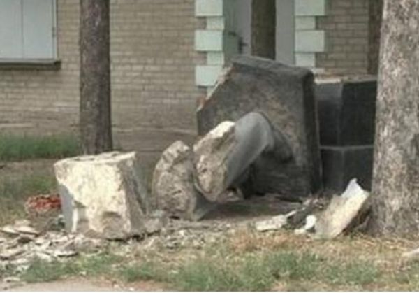 В Харькове снесли три памятника Ленину