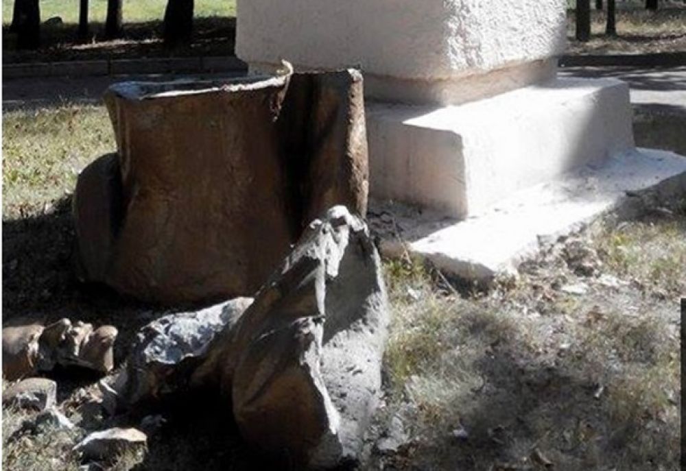 В Харькове снесли три памятника Ленину