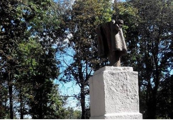 В Харькове снесли три памятника Ленину