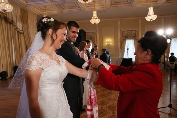 Молодоженов Рэна Афанасьева и Лейсан Тукаеву, вступающих в этот день брак, напутствовали супруги Загрутдиновы из Менделеевского района.