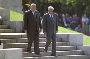 Федеральный канцлер ФРГ Гельмут Коль и Президент РФ Борис Ельцин в Трептов-парке во время торжественной церемонии вывода Западной группы войск из Германии. 30–31 августа 1994 года.