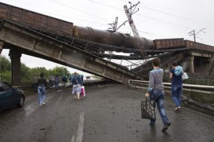 Взорванный боевиками мост с поездом