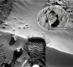 Изображение следа, полученное от марсохода Curiosity, очень схоже с первыми следами, которые оставил на поверхности Луны Нил Армстронг, участник миссии «Аполлон 11».
