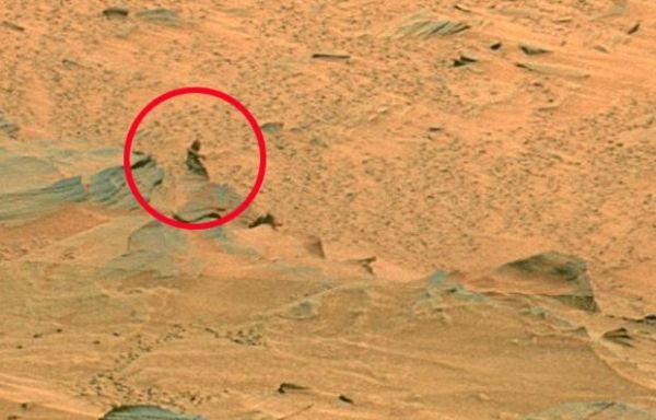В 2010 году с марсохода Spirit пришла партия снимков, на которых заметен силуэт, внешне напоминающий человека. Ученые из NASA проанализировали снимок, но не обнаружили ничего необычного.
