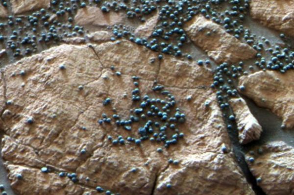 Марсоход Opportunity прислал снимки «черники» в 2004 году. Шарики, оказалось, состоят из гематита. 
