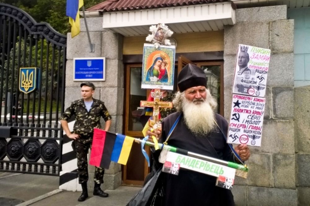 Под Минобороны в Киеве митингующие перекрыли Воздухофлотский проспект