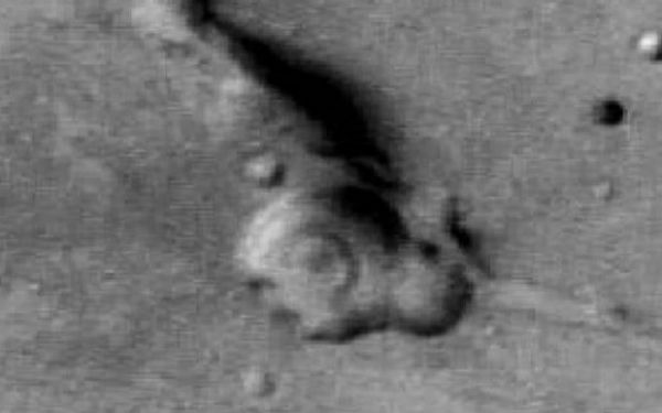 В 2011 году итальянец Маттео Йаннео сообщил о том, что увидел на одном из снимков Марса фотографию Махатмы Ганди в профиль.