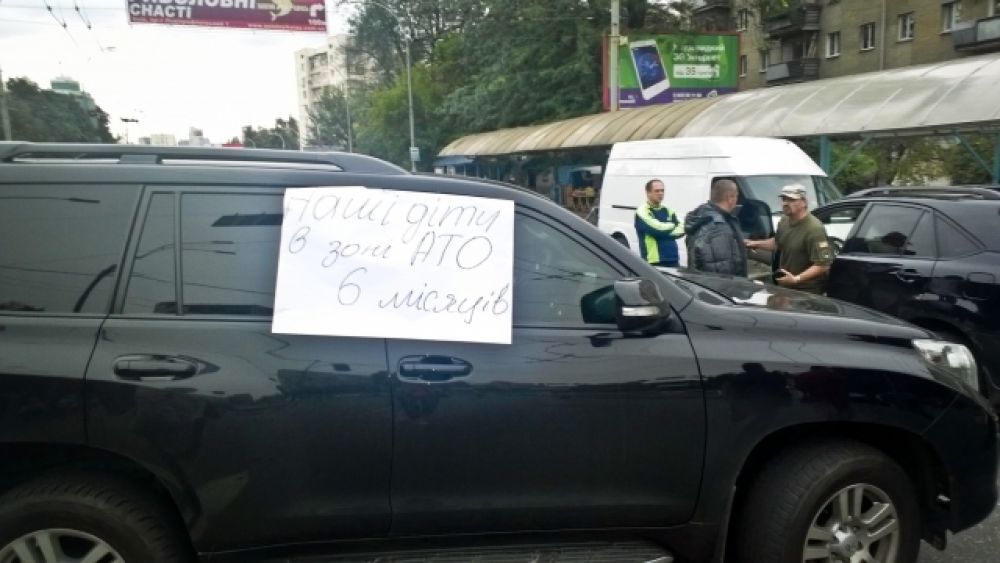 Под Минобороны в Киеве митингующие перекрыли Воздухофлотский проспект