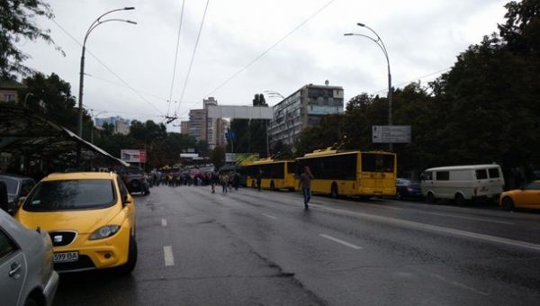 Под Минобороны в Киеве митингующие перекрыли Воздухофлотский проспект