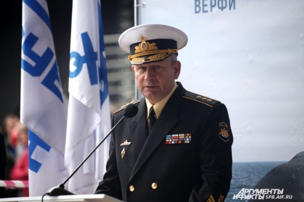 На церемонии спуска на воду присутствовал Главнокомандующий ВМФ РФ Виктор Чирков.