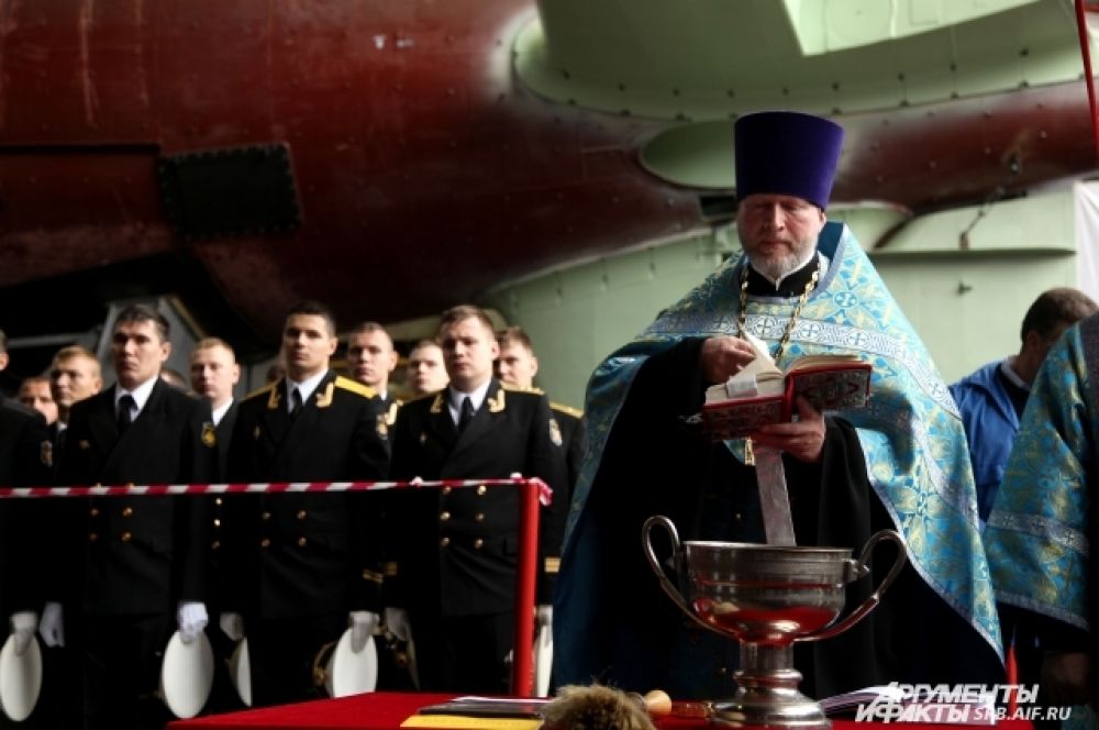 Подлодку освящает настоятель Николо-Богоявленского морского кафедрального собора протоиерей Богдан Сойко.