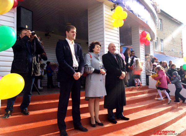 Представители городского департамента образования и директор школы - Вячеслав Гончаренко поздравили школьников с началом учебного года. 