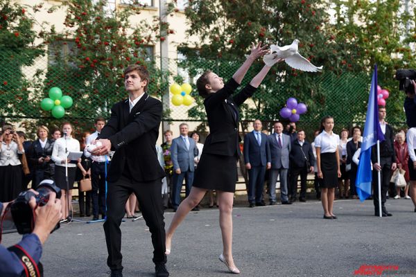 В пермской школе старшеклассники на торжественном концерте в честь начала нового учебного года устроили концерт и выпустили белых голубей.