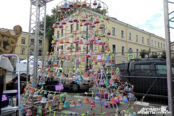 Петербуржцы собрали огромный колокол.