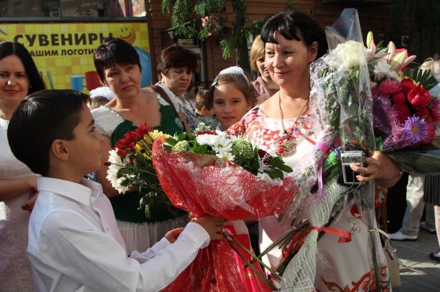 1 сентября в Ростове-на-Дону, цветы - первой учительнице.