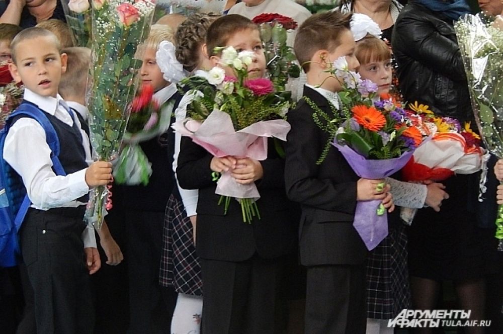 Как рассказывает заместитель директора по воспитательной работе Татьяна Кузовлева, в этом году в первый класс идут 35 первоклашек, а выпускается 19 человек.