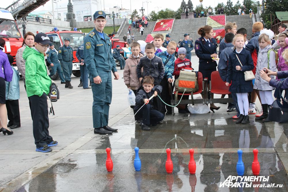 На площадке безопасности ГУ МЧС по Свердловской области ребята соревновались в сбивании мишеней с помощью ранцевого огнетушителя…