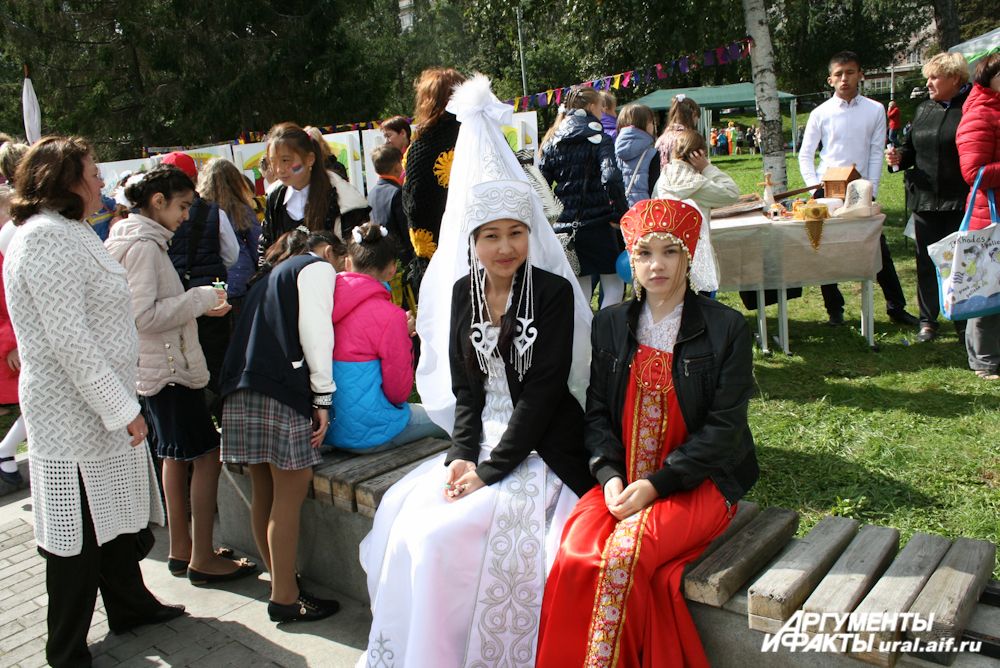 Национальные костюмы к лицу и современным школьницам.