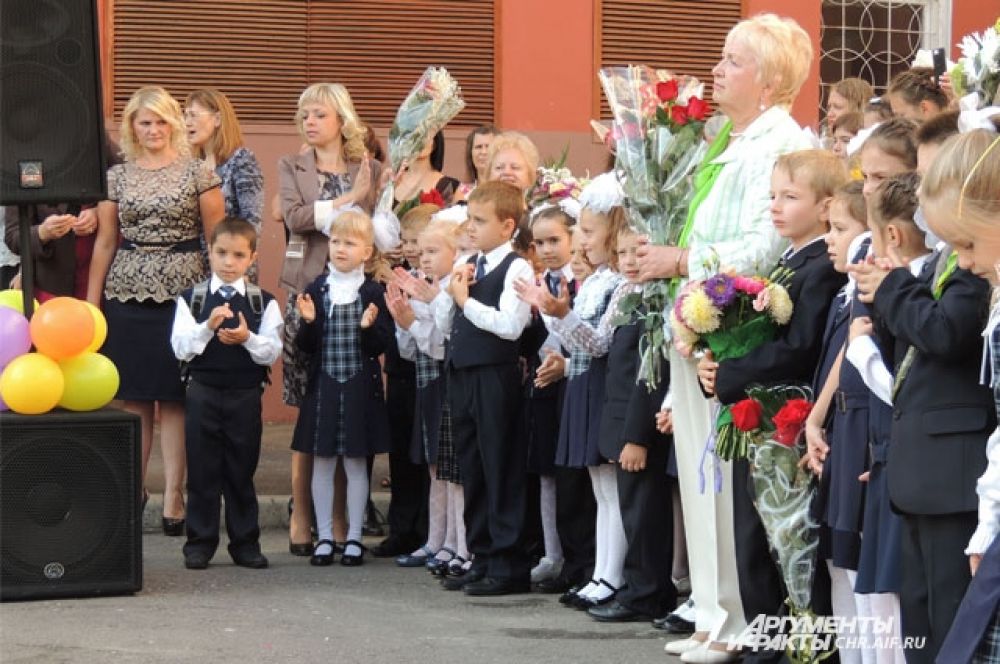 Каждый школьник принёс с собой красивый букет, чтобы подарить любимой учительнице