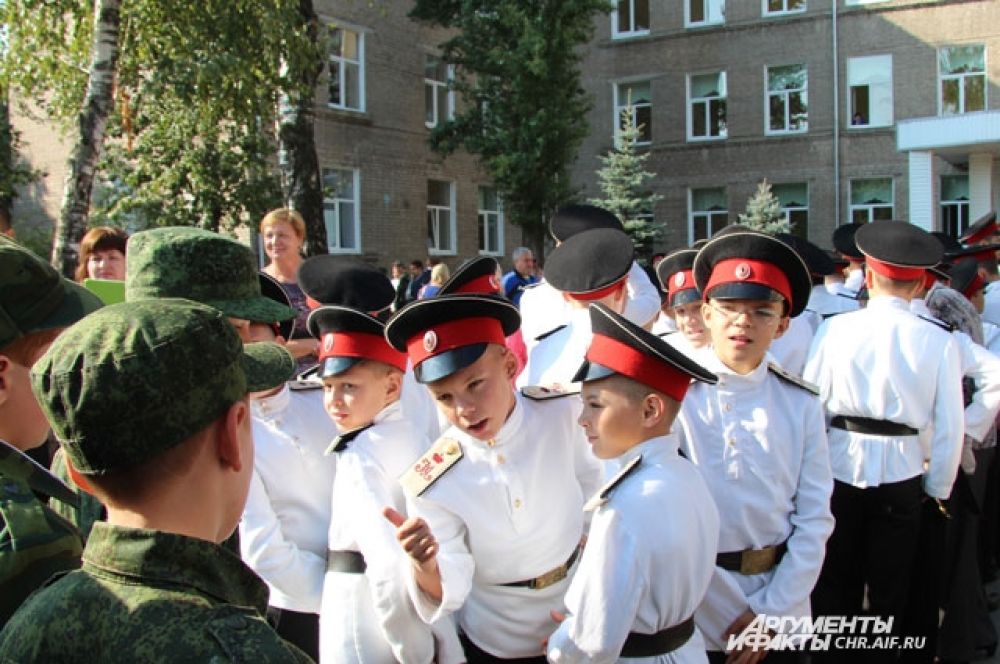 Кадеты волнительно переговариваются друг с другом