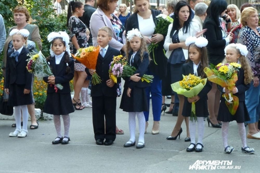 Первоклассники пытаются не показывать своего волнения