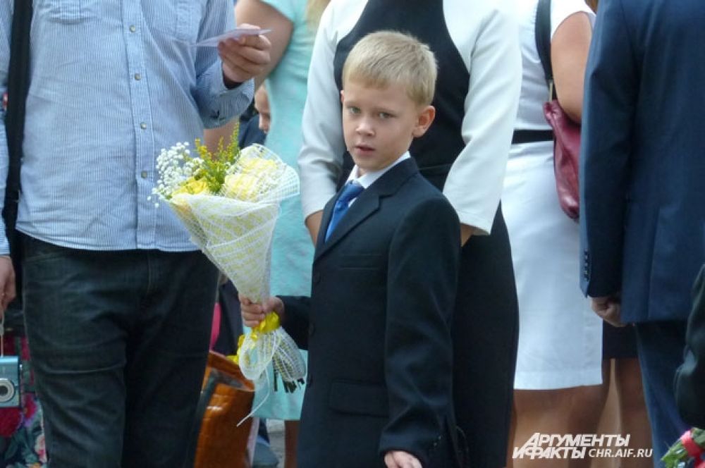 Многие школьники пришли на торжественную линейку всей семьей