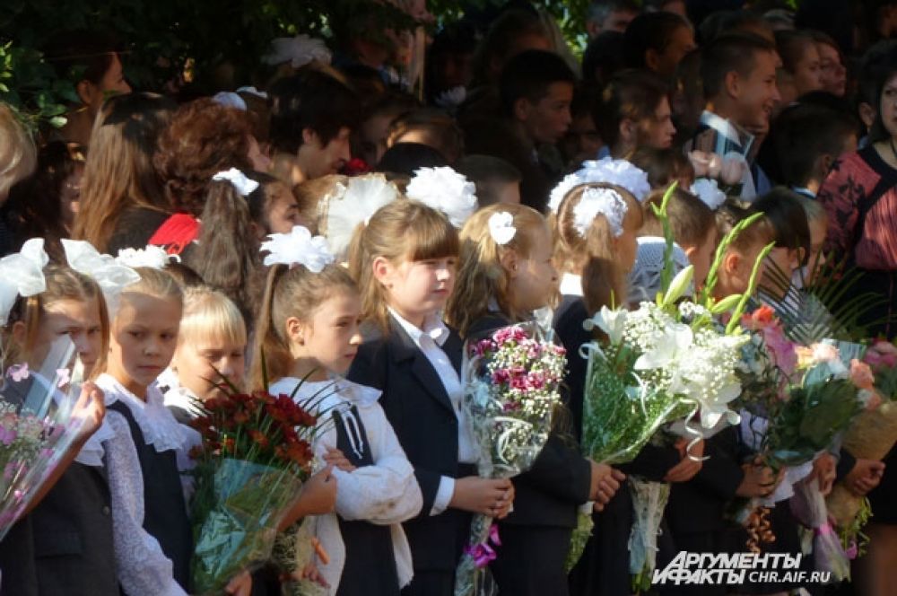 В школе № 18 торжественная линейка напоминала цветник