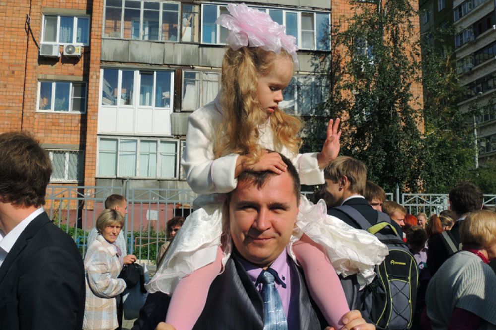 4-летняя Света Гриненко еще ничего не знает про учебу: ей пока важнее стать принцессой.