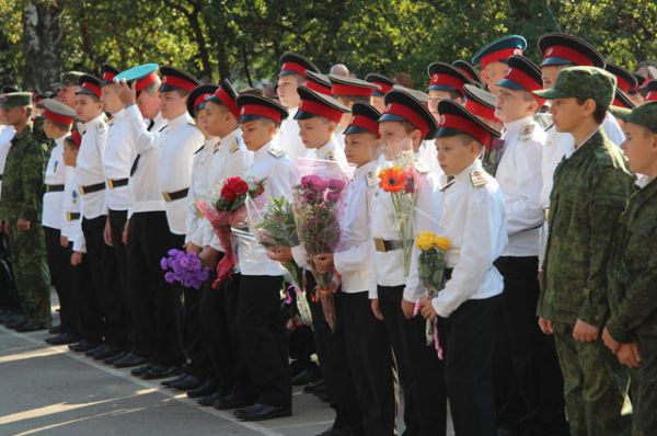 Учащиеся воронежского Михайловского кадетского корпуса на торжественной линейке были очень серьезны.
