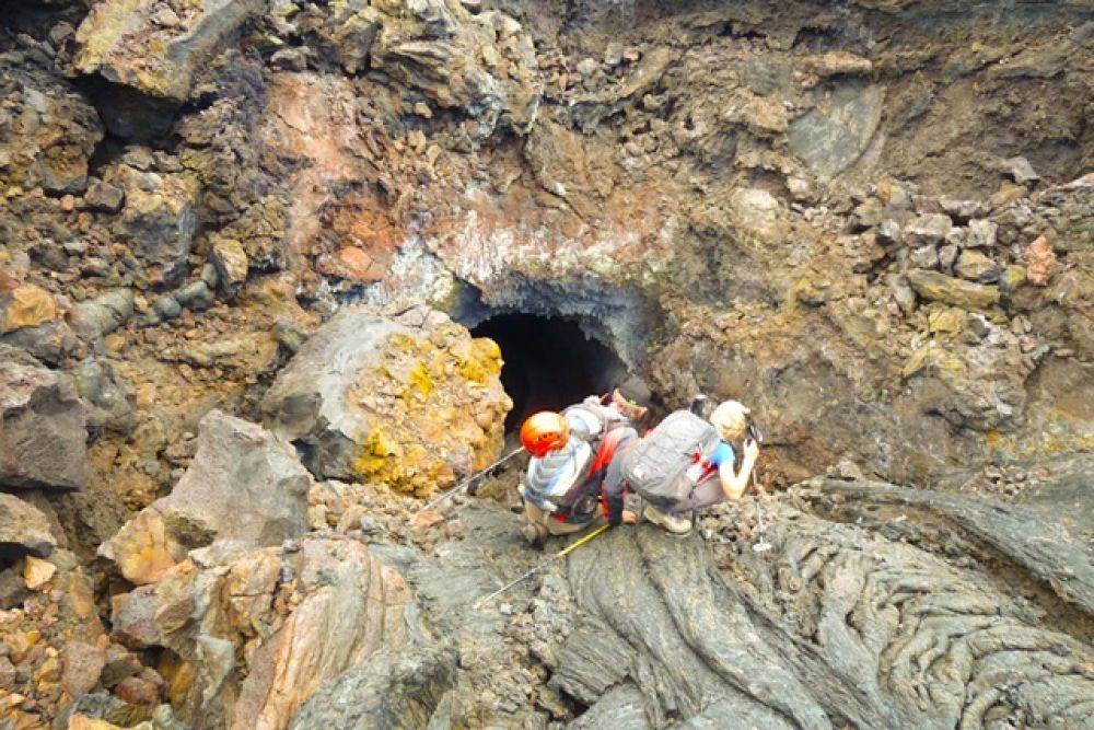 С 28 по 31 августа камчатские спасатели обследовали лавовый поток района нового конуса и конуса Клешня вулкана Толбачик.