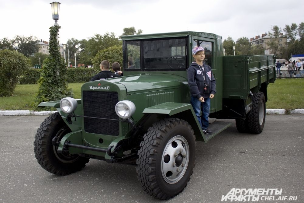 На фото ЗИС5. Так выглядел первый сошедший с конвейера завода автомобиль 8 июля 1944.