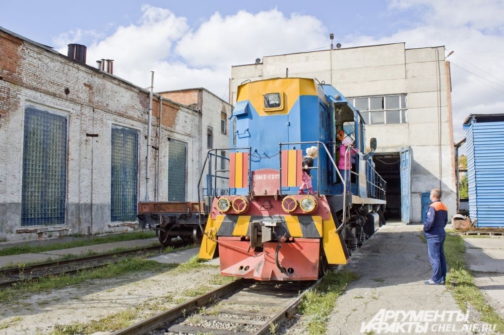 Цех железнодорожного транспорта. Заводской тепловоз ТЭМ2-8287. Девочки тоже бывают неравнодушны к технике.