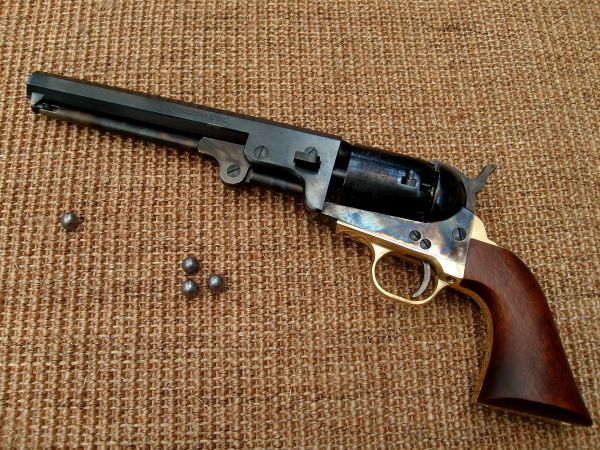 Colt Navy, модель специально выпущенная для флота США в 1851-ом году, была уменьшенной версией модели Colt Dragoon.