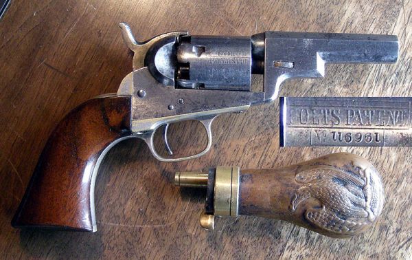 Модель Colt Wells Fargo, появившаяся в 1849 году, стала ответом на потребительский запрос времен освоения Дикого Запада и Золотой лихорадки. Она имела меньший размер и стала популярной не только среди переселенцев, но и среди полицейских, детективов, охранников.