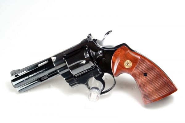 Шестизарядный револьвер с ударно-спусковым механизмом двойного действия Магнум, Colt Python по всему миру признан самый стильным, самым харизматичным среди американских револьверов за всю историю оружия. 