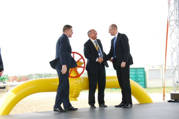 Яценюк открыл газопровод, обеспечивающий реверсные поставки газа в Украину