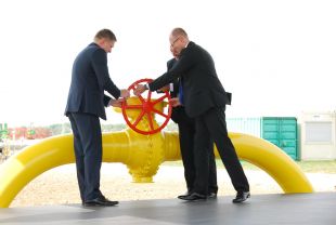 Яценюк открыл газопровод, обеспечивающий реверсные поставки газа в Украину