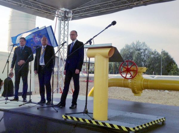 Яценюк открыл газопровод, обеспечивающий реверсные поставки газа в Украину