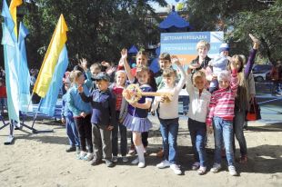 Символический ключ от новой площадки отдали ребятам.
