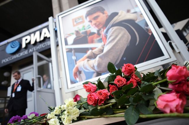 Цветы в память о погибшем на Украине фотокорреспонденте Андрее Стенине у здания агентства МИА «Россия сегодня».