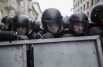 Бойцы сил правопорядка во время беспорядков возле здания Администрации президента Украины на Банковой улице в Киеве.