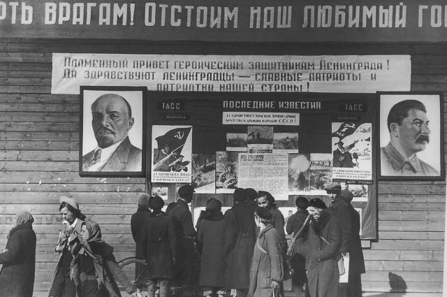 1 мая 1942. «Окна ТАСС» на Елисеевском гастрономе, посвящённые Первомаю.