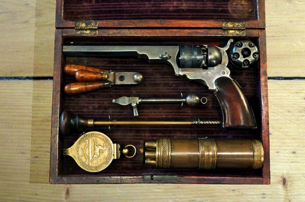 Первый револьвер в линейке - Colt Paterson - получил название от местечка, где была расположена мануфактура кольта. Однако очень скоро модель переименовали в Colt Texas из-за ее особой популярности в этом штате. Появление пятизарядного револьвера с длиной ствола от 190 до 230 мм стал настоящей технияческой революцией в истории огнестрельного оружия.