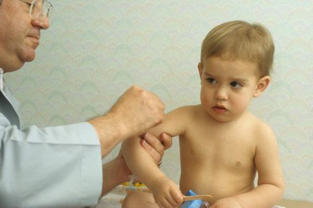 В первую очередь прививки ставят детям.