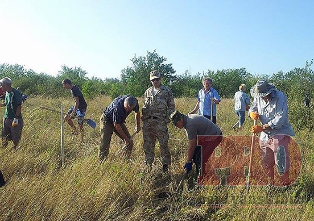 Под Бердянском местные жители строят укрепления