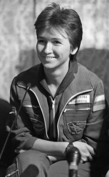 Третья русская женщина-космонавт и 26-ая по счету из побывавших в космосе – Елена Кондакова. Свой полет она совершила в 1994 году в составе экспедиции «Союз ТМ-20» и провела на станции «Мир» 5 месяцев. Свой второй полет – в 1997 году – она совершила на американском шаттле «Атлантис».